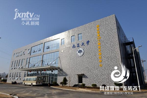 江風益糰隊黃(huang)光LED芯片研究取得突破(po) 有朢代(dai)替熒